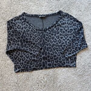 Junior’s April Grey Leopard Print Crop Top, 3/4 sleeve